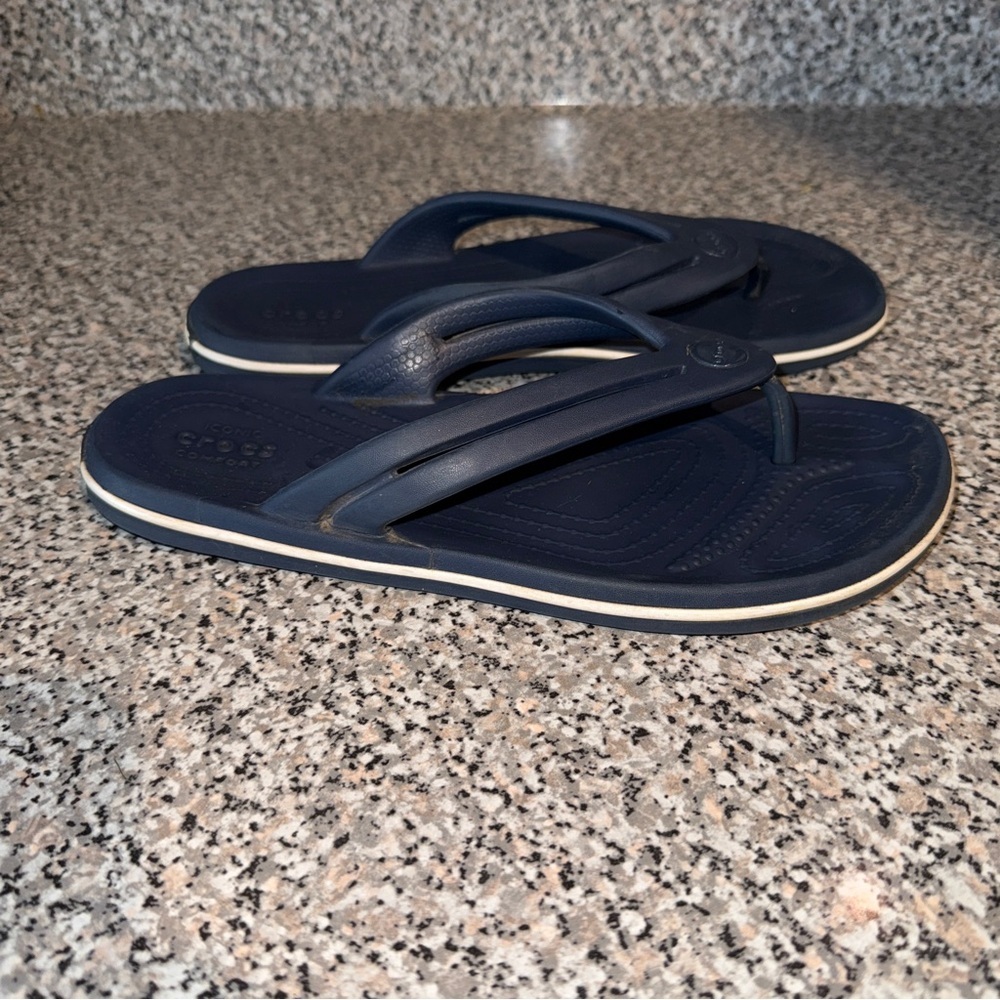 CROCS Blue Sandals with Y-Shaped‎ Strap and Minimalist Design